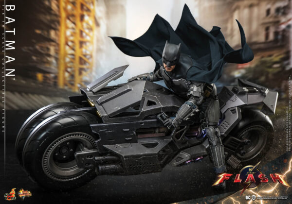 637132051784144 Hot Toys The Flash - Batman - Imagen 6