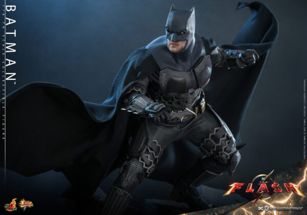 637132055117477 Hot Toys The Flash - Batman - Imagen 7