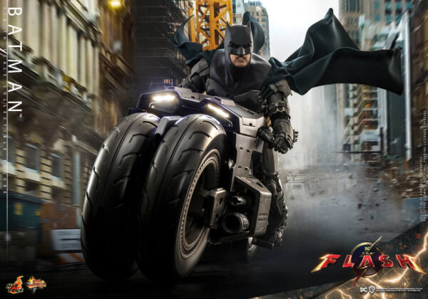 637132355117447 Hot Toys The Flash - Batman - Imagen 16
