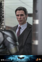 Hot Toys The Dark Knight - Batman Armory with Bruce Wayne (2.0) - Imagen 13